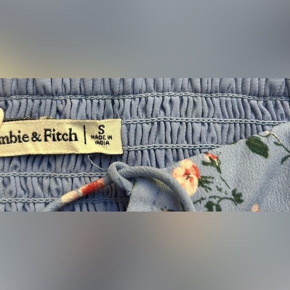 ABERCROMBIE & FITCH Puff Sleeve Lace-Up
Sweetheart Blouse Floral Top - Picture 4 of 8